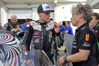 Moritz Jenkner über die Gründe für sein mögliches Karriereende: „Es gibt insgesamt zu wenig Interesse von den Firmen am Motorradrennsport“ - Moritz Jenkner (links) – hier 2024 mit seinem Vater Steve (rechts) auf dem Sachsenring – wurde 2024 Vizemeister der Klasse Pro Superstock 1000. Für kommendes Jahr hat er aktuell kein Team gefunden.
