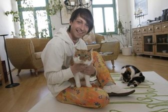 Gunzenhauser-Chef Thomas Friedrich legt in seinen vier Wänden auch mal sein liebstes Kleidungsstück, den Gehrock, ab, zieht ein Kapuzenshirt über und widmet sich seinen zwei Katzen: Moritz (im Vordergrund) sei ein lieber und zutraulicher Geselle, Tussi hingegen, wie der Name vermuten lässt, ein zickiges Wesen.