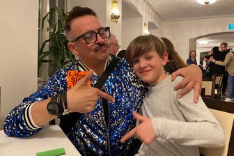 Moritz Winkler aus Freiberg spielt im Opernduo „Gianni Schicchi/Der Bajazzo“ - Moritz Winkler und Regisseur Ivan Leo Lemo bei der Premierenfeier am Theater Freiberg.
