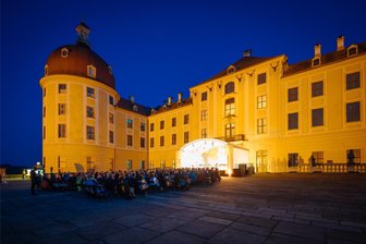 Moritzburg Festival: Frösteln in musikalischer Schönheit - Eröffnungskonzert des Moritzburg Festival am 2. August auf der Terrasse von Schloss Moritzburg.