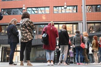 Moritzhof - die Anlaufstelle für Ukrainer in Chemnitz - Geduldig warten die in Chemnitz angekommenen Frauen aus der Ukraine im Moritzhof auf behördliche Hilfe.