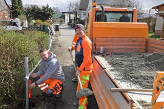Morsches Geländer am Bach: Großprojekt für den Bauhof Falken - Bauhofchef Martin Lohse (links) uns sein Mitarbeiter Mirko Spindler gehören zum Team, das derzeit das Geländer „Am Bach“ erneuert.