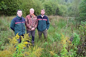 Mosaik aus Wasserstellen: Wie ein zugewucherter Teich bei Ebmath wiederbelebt wird - Forstreferendar Tim Leon Reißig, Revierleiter Timo Hartwig und der im Forstbezirk Plauen für Naturschutz Verantwortliche Matthias Gotter (von links).