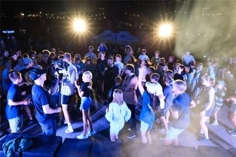 Mosaik Open Air in Schöneck vereint mehrere Hundert Christen aus dem Vogtland - Am Samstagabend war der christliche Rapper Lorenzo Di Martino (am Mikro) aus Stuttgart für eine Predigt und ein Konzert zu Gast in Schöneck. Er sorgte für mächtig Ekstase auf der Tanzfläche im Stadtpark.
