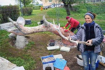 Mosaikkünstlerin leitet Projekt in Werdauer Ortsteil Königswalde - Mosaikkünstlerin Jana Wolf (rechts) bei einer ähnlichen Aktion in Hartmannsdorf bei Kirchberg, als ein Geweih als Spielgerät entstand.