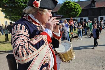 Mosel feiert sich selbst und seine 775-jährige Geschichte - Die Gräfliche Schlosscompagnie aus Glauchau war bei der Eröffnung mit dabei.