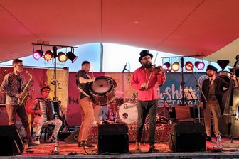 „Mosh Air“: Weltmusik auf der Alten Koppel in Fraureuth - Jüdische, russische und Roma-Musik spielte die Band Dobranotch am Samstagabend.