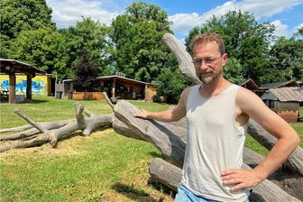 Moshair-Festival in Fraureuth: Wie ein Verein die Boomer auf seine Seite zieht - Frank Drese vom Verein Freiraum Kultur bei letzten Vorbereitungsarbeiten für das Moshair-Festival in Fraureuth. Am Freitag geht es los.