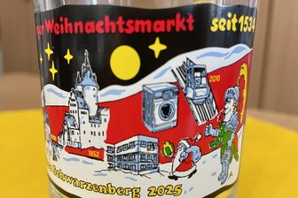 Motiv der Glühweintasse vom Schwarzenberger Weihnachtsmarkt sorgt für Rätselraten: Was stellt dieses Gebäude dar? - Um welches Gebäude handelt es sich bei dem Haus zwischen Schloss und Weihnachtsmann?
