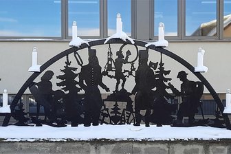 Motiv des Schwibbogens in Geyer: Spur führt ins Vogtland - Der Schwibbogen von Geyer steht an der Ehrenfriedersdorfer Straße. Die Recherche zu Entstehungsjahr und Entwurf ergab Widersprüche. Jetzt steht fest: Der Entwurf ist älter und der Bogen jünger als zunächst angenommen.