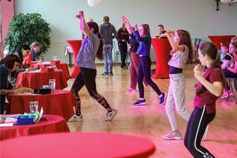 Motivation fürs Training: 160 Kinder machen ihr Tanz-Diplom in Chemnitz - Bei der Leistungsschau der Tanzschule Emmerling hatten die 160 Kinder und Jugendlichen jeweils drei kurze Auftritte. Vortänzerin Karla Schäller (vorn) war immer mit dabei, um den Tanzenden Sicherheit zu geben. 
