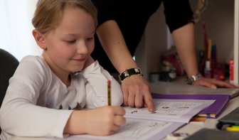 Motivieren lernen - "Das hast du super gemacht." Wenn die Lust an den Aufgaben schwindet, baut Anerkennung die Kinder oft wieder auf.