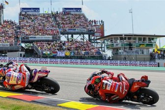 Moto-GP am Sachsenring: Diebstahl von 90 Feldbetten am Renn-Wochenende nun ein Fall für die Polizei - Nach dem Sachsenring-Rennen gab es einen Diebstahl von Feldbetten.