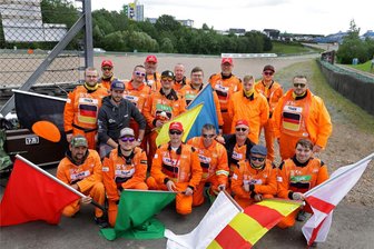 Moto-GP am Sachsenring: Diese Truppe holt in der Sachsenkurve die Motorräder aus dem Kies - Hier bereits am Freitag im Einsatz: Die Streckenposten der Sachsenkurve um Marcel Sänger (dunkle Jacke).