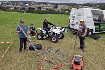 Moto-GP am Sachsenring: Ein Event für Partylöwen oder Couchpotatos? - Zu den ersten Campern auf dem Ankerberg gehörten am Mittwochvormittag Friedrich Rossel mit Tochter Antonia, Bruder Uwe und Patenkind Julian. Zu ihrem Equipment gehören unter anderem Quad, Schlitten und Rasenmäher.