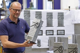 Moto-GP am Sachsenring: Pokale in neuem Design - Dirk Maltitz mit den diesjährigen Pokalen des Moto-GP auf dem Sachsenring.