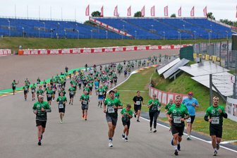 Moto-GP am Sachsenring: Über 600 Läufer und 24.000 Euro Spenden - Beim „BplusL Charity Run Sachsenring“ haben sich am Mittwoch über 600 Läufer auf den knapp 3,7 Kilometer langen Rundkurs begeben.