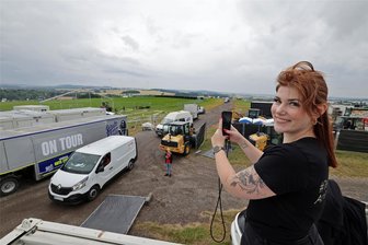 Moto-GP am Sachsenring: Was Besucher wissen müssen - Die Vorbereitungen auf dem Oberlungwitzer Ankerberg sind in vollem Gange. Alina Flehsa hat den Überblick. Am Mittwoch ab 10 Uhr ist der Campingplatz geöffnet.