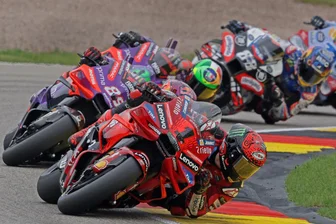 Moto-GP auf dem Sachsenring: 30 Runden lang Dramatik pur - Mit der Startnummer 1 am Ende auch als Erster im MotoGP-Rennen über die Ziellinie. Weltmeister Francesco Bagnaia holte am Sonntag auf dem Sachsenring seinen ersten Sieg.