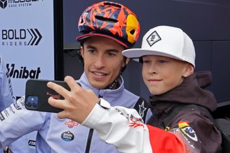 Moto-GP auf dem Sachsenring: Autogrammjagd bei Wind und Wetter - Glücksmoment für Nachwuchsfahrer Fillin Lorenz aus Glauchau im Fahrerlager: ein Selfie mit dem spanischen Superstar Marc Marquez.