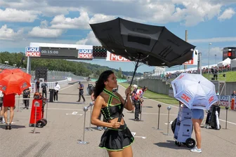 Moto-GP auf dem Sachsenring: Das erwartet die Fans am Sonntag - Mit dem Wetter hatten die Zuschauer, Fahrer und Grid-Girls bisher ordentlich zu kämpfen.