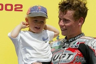 Moto-GP auf dem Sachsenring: Das Millimeterduell vor 20 Jahren - Vor 20 Jahren wurde Lokalheld Steve Jenkner am Sachsenring gefeiert. Den Moment auf dem Podest genoss er mit Sohn Moritz. 