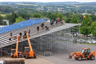 Moto-GP auf dem Sachsenring: Für welche Tribünen gibt’s noch Tickets? - Die Tribünen für den Moto-GP am Sachsenring werden bereits aufgebaut.