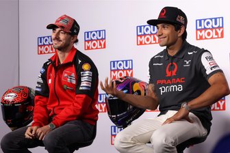 Moto-GP auf dem Sachsenring: Jorge Martin entspannt und zuversichtlich - Ganz entspannt: Weltmeister Pecco Bagnaia (links) und Jorge Martin bei der Pressekonferenz am Sachsenring.