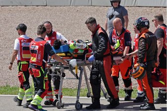 Moto-GP auf dem Sachsenring: Mehr Zuschauer, weniger zu tun für Retter und Polizei - Für medizinische Hilfe, wie hier nach dem Sturz des Brasilianers Eric Granado, war am Sachsenring gesorgt.