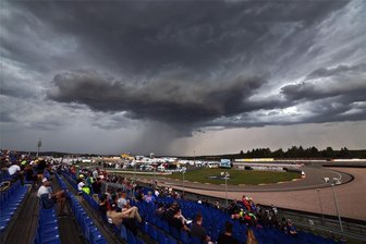 Moto-GP auf dem Sachsenring: Regen verzögert den Ablauf - Fahrer zurück auf der Strecke - Dunkle Wolken hängen aktuell über dem Sachsenring.
