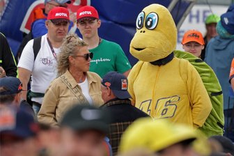 Moto-GP auf dem Sachsenring: Schräge Kostüme von Saurier bis Huhn - Der Moto-GP auf dem Sachsenring ist auch abseits der Strecke ein Augenschmaus. Während viele Fans ihre Vorliebe für ein Team oder einen Fahrer zur Schau stellten, gab es auch etliche Besucher, die mit schrägen Kostümen für Aufmerksamkeit sorgten.