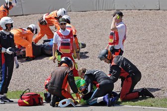 Moto-GP auf dem Sachsenring: Schwerer Sturz und Unterbrechung bei der Moto-E - Erste Diagnose bei Eric Granado steht fest - Der Brasilianer Eric Granado musste nach seinem Sturz auf der Strecke behandelt werden.