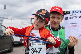 Moto-GP auf dem Sachsenring: Tribünenkarten für einen Streckenposten – Wie passt das zusammen? - Michael Richter freut sich mit seinem Sohn Valentin über den Gewinn von Tribünenkarten.
