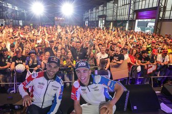 Moto-GP auf dem Sachsenring: Viel Drumherum von Boxengasse bis Riesenrad - Bei der Präsentation der Fahrer ist die Karthalle traditionell proppenvoll.