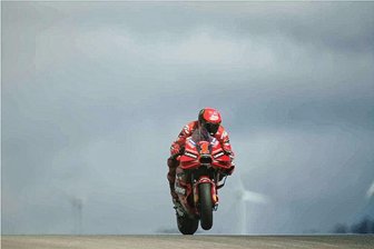 Moto-GP in Portimao: Alle jagen die Roten - Er hat die 1 nicht nur auf dem Bike, er ist auch die Nummer 1: Titelverteidiger Francesco Bagnaia. 