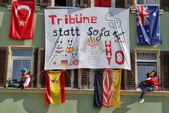 Moto-GP ohne Fans - So soll das am Sachsenring funktionieren - Moto-GP auf dem Sachsenring ohne Zuschauer: Das traditionelle Zeltplatz-Gelände auf dem Ankerberg ist in diesem Jahr mit Betonklötzen und Bauzäunen abgesperrt. An einem Haus in Hohenstein-Ernstthal demonstrieren Fans, was sie davon halten.