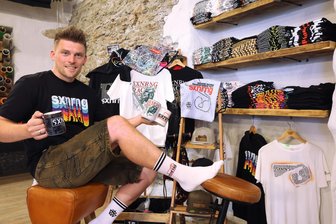 Moto-GP: Sachsenring-Outfit vom Basecap bis zur Socke - Die neue Sachsenring-Kollektion von Ron Richter umfasst T-Shirts, Basecaps, Tassen und ganz neu auch Socken.