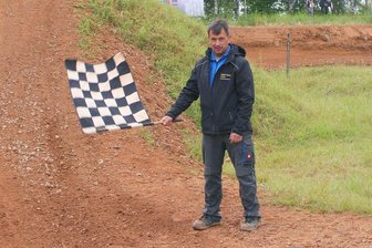 Motocross beim MSC Thurm: Wo die Sachsenmeisterschaft genauso wichtig genommen wird wie die Deutsche Meisterschaft - Der Thurmer Vereinschef Jörg Fiedler schwang am Ende einer erneut gelungenen Veranstaltung die Zielflagge.