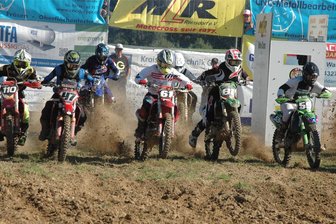 Motocross: Finalwochenende der Next-Generation-Serie lockt rund 1000 Zuschauer nach Reinsdorf - Rad an Rad sind die mittelsächsischen Piloten der Youngster- und MX2-Klasse in Reinsdorf gestartet. Martin Paulig (Nr. 47) stürzte kurz darauf, dadurch fiel auch Tom Fischer (59) weit zurück und musste seinem Teamkollegen Justin Turowski (61) den Tages- und Gesamtsieg überlassen.