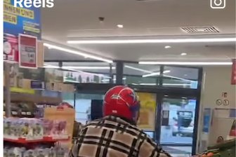 Motocross im Supermarkt Mittweida: Gerichtsverhandlung unterbrochen - Szenenfoto aus dem Clip vom Motocross-Fahrer im Mittweidaer Supermarkt. Auch dieser Fall sollte nun vor dem Amtsgericht verhandelt werden.