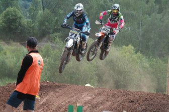 Motocross: In der Lehmgrube dröhnen wieder die Motoren - Im vergangenen Jahr gab es in Hainichen auch packende mittelsächsische Duelle, wie hier zwischen Max Tischer (v.) aus Obergräfenhain und dem Frankenberger Maximilian Kreßner.