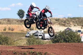 Motocross in Hainichen: Auch die Frauen wagen sich an die großen Sprünge - Geradine Leonhard (r.) und Annemarie Römer schenkten sich in der Ladies-Klasse nichts.