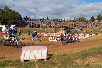 Motocross: In Reinsdorf steht das Finalwochenende der Next Generation an - Bei bestem Wetter war im vergangenen Jahr der Zuschauerhügel an der Crossstrecke in Reinsdorf gut gefüllt – auch, als die Kleinsten auf der Piste waren. Eine ähnliche Kulisse erhoffen sich die Veranstalter auch am Wochenende.