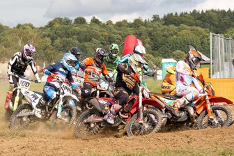 Motocross-Sachsenmeisterschaft: Erzgebirger sichert sich beim Saisonfinale den Titel - Die Youngsters der Klasse bis 125 ccm kurz nach dem Start.