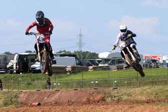 Motocross-Spektakel in Hainichen: Lokalmatador fährt der Konkurrenz davon - Spektakuläre Sprünge: Mehr als 100 Aktive waren am Sonnabend beim Motocross in Hainichen am Start.