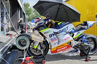 MotoE: Brandgefährlich oder heiße Action? - Das MotoE-Fahrerlager wird rund um die Uhr "bewacht" und die in kurzen Abständen die Temperatur der Ladesäulen gemessen. 