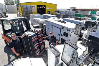 MotoGP auf dem Sachsenring: Die Dimensionen eines Super-Events - Technik so weit das Auge reicht, prägt derzeit das Bild am Sachsenring. Teamleiter Christian Kohlwagen (links) und Vorarbeiter André Hartmann gehören zur Firma Warmbold aus Klipphausen, die für die Elektroversorgung am Rennwochenende zuständig ist. All die Technik von Scheinwerfern bis zu Aggregaten muss noch verbaut werden.