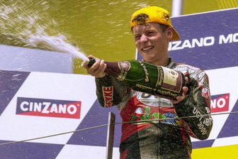 MotoGP auf dem Sachsenring: Die schönsten Momente von Lokalmatador Steve Jenkner - Einer der emotionalsten Momente der MotoGP-Geschichte auf dem Sachsenring: Lokalmatador Steve Jenkner, der fußläufig zum Kurs wohnt, feierte 2002 den dritten Platz in der 125-ccm-Serie. Seine Karriere auf und um den Sachsenring in Bildern.