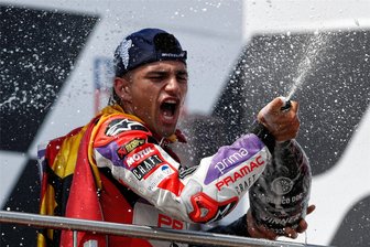 MotoGP jetzt doch im freien Fernsehen: Servus-TV streamt zwölf Rennen pro Jahr - Jorge Martin feiert 2023 seinen Sieg auf dem Sachsenring. Emotionale Bilder werden die Fans auch künftig im freien Fernsehen zu sehen bekommen. 