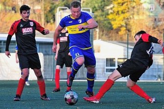 Motor am Ende mit mehr Schwung - Hainichens Marcus Steiger (M.), hier im Duell mit Benjamin Schöbel, hatte mit seinem Team genug Chancen auf mehr Tore. 